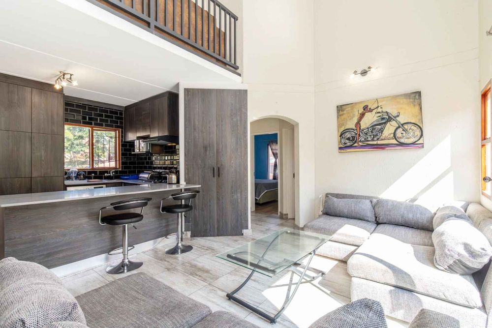 Lovely, sunny open plan lounge
