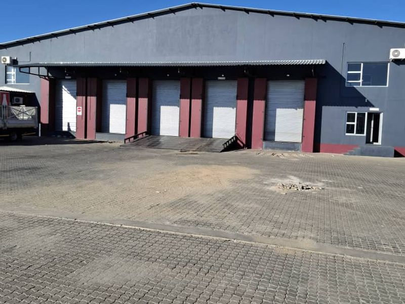 Prime Commercial Hub: 15 Warehouses & Offices Await - Photo 3