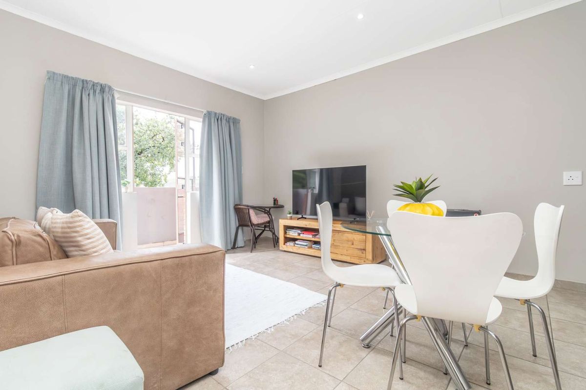 Perfect Starter Home or Investment – 2-Bedroom Apartment in Prime Location - Photo 2