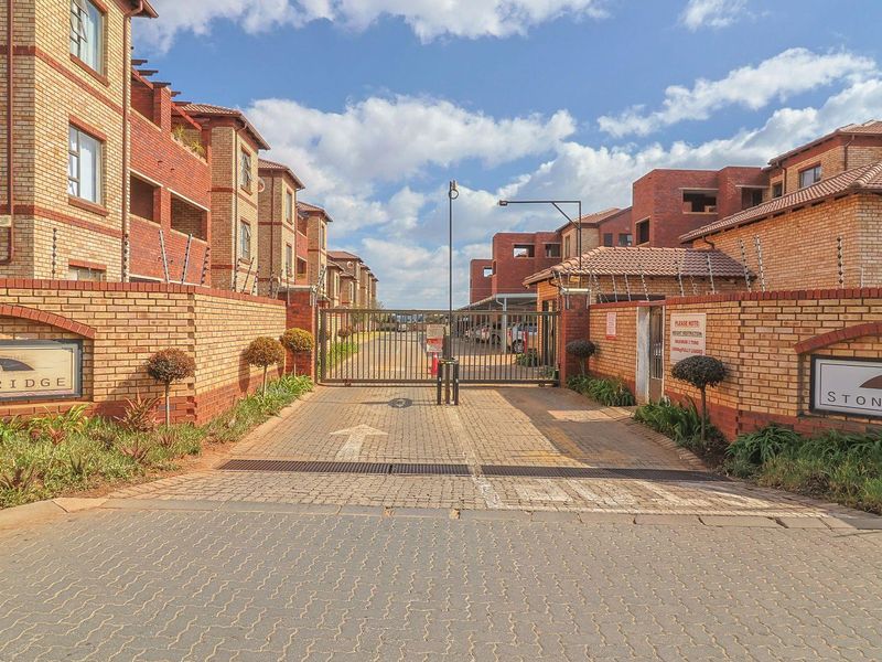 2 BEDROOM 2 BATHROOM APARTMENT WITH LOW LEVIES. - Photo 2