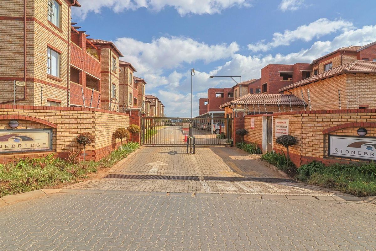 2 BEDROOM 2 BATHROOM APARTMENT WITH LOW LEVIES. - Photo 2