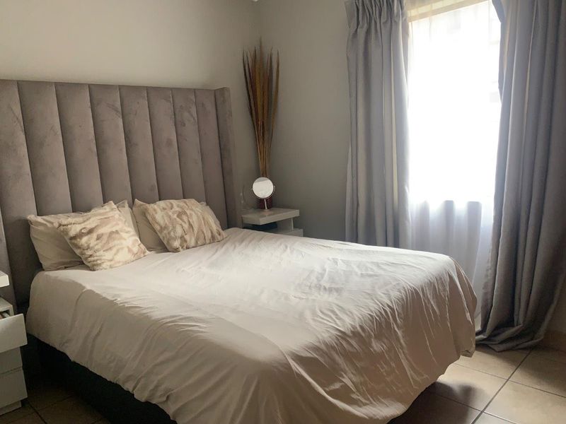 Prime Location Living: 2-Bedroom with Top Amenities - Photo 7