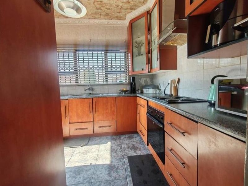 3 Bedroom House For Sale in Vanderbijlpark CW3 - Photo 3