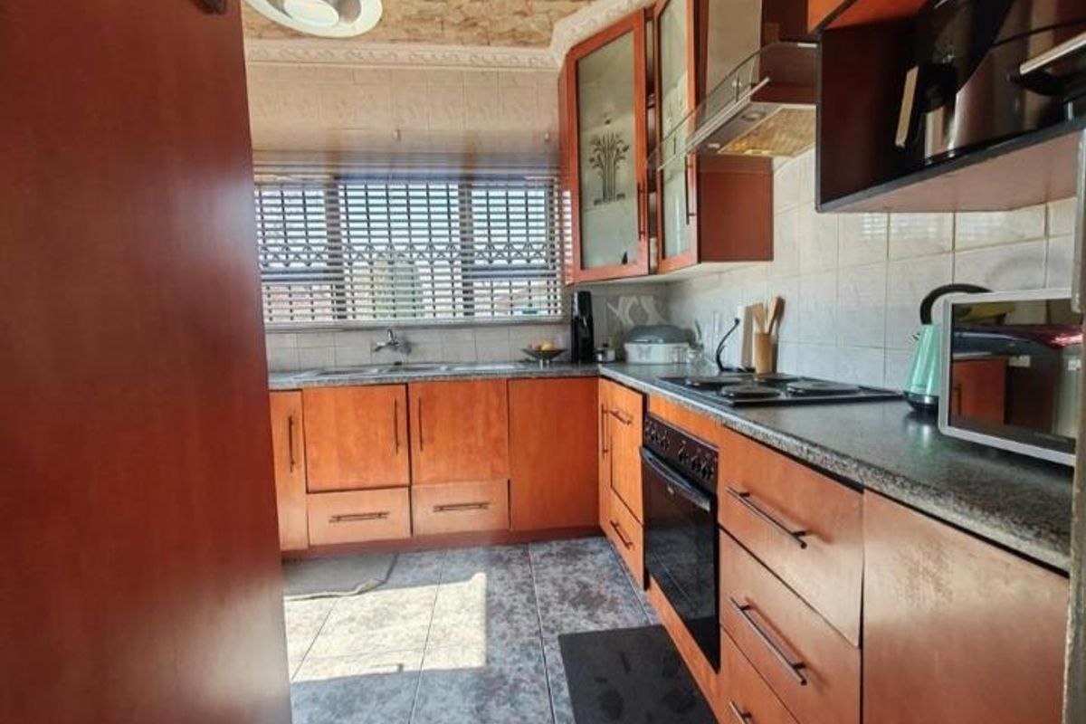 3 Bedroom House For Sale in Vanderbijlpark CW3 - Photo 3