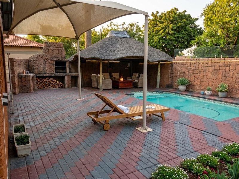 Beautifully Renovated Four-Bedroom Home With Pool And Lapa - Photo 2