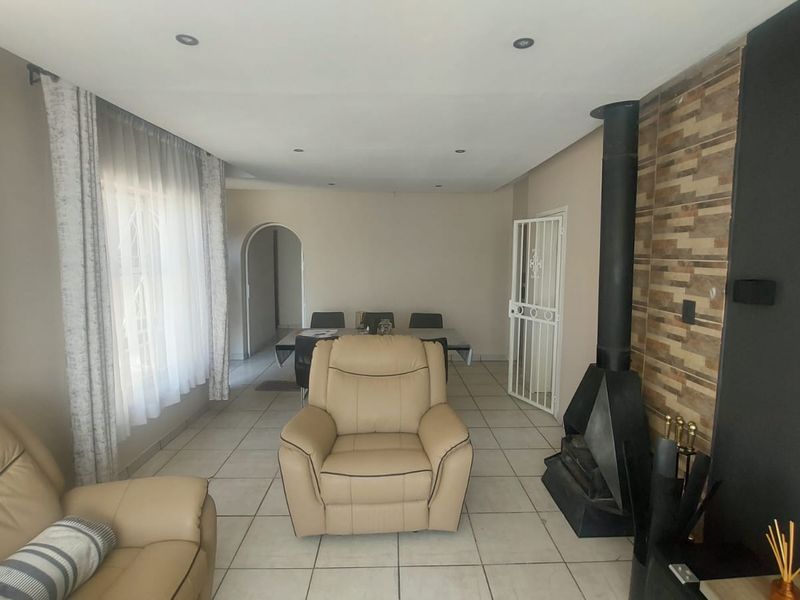 Spacious Home with Fireplace & Pool – Perfect for Families! - Photo 2