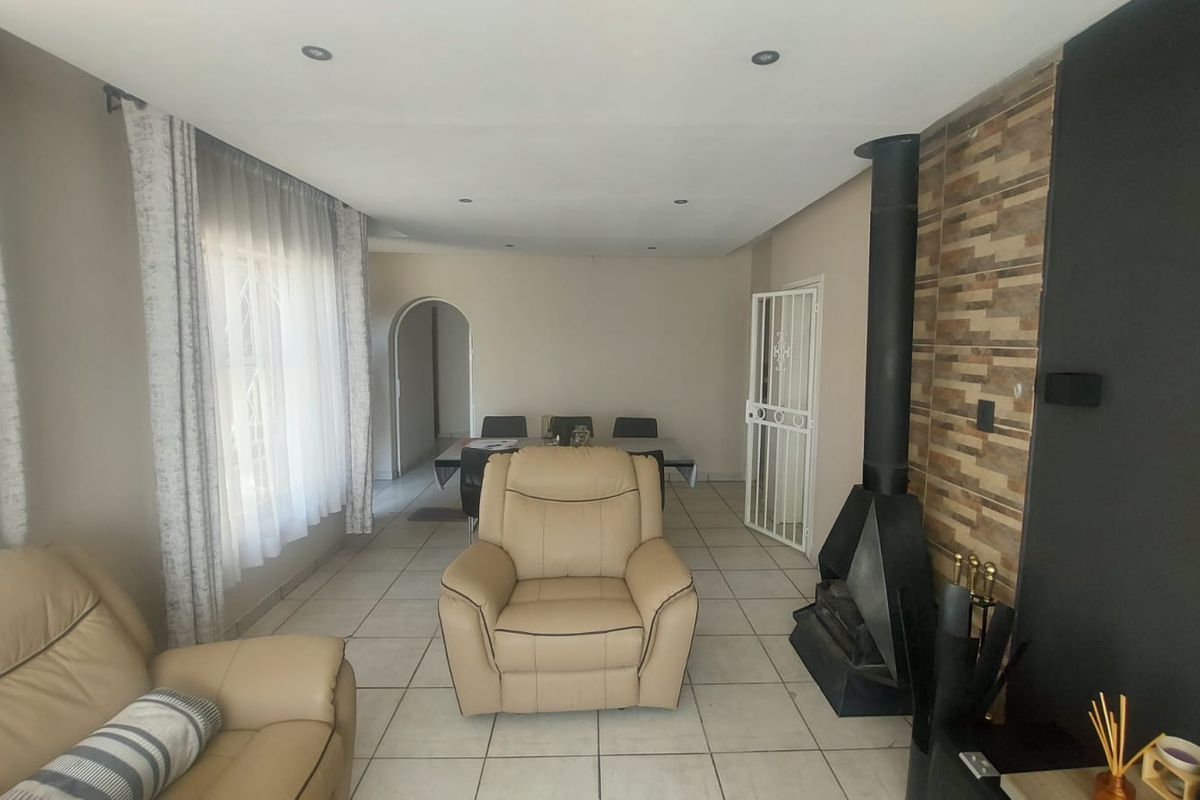 Spacious Home with Fireplace & Pool – Perfect for Families! - Photo 2