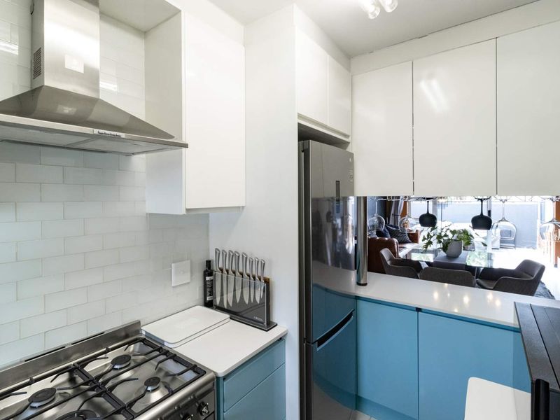 Stylish 2 Bed, 1 bath apartment for sale in Bryanston - Photo 2