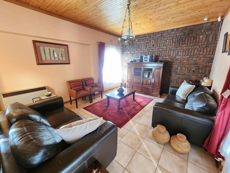 Spacious & Elegant 4-Bedroom Family Home in Hillcrest Location - Photo 3