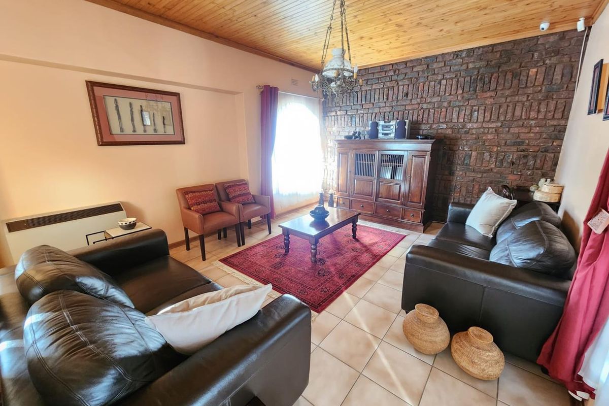 Spacious & Elegant 4-Bedroom Family Home in Hillcrest Location - Photo 3