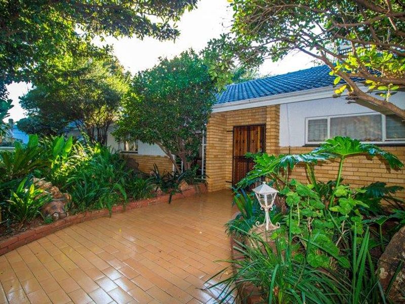 4 Bedroom home with 2 bed thatched flatlet - Photo 6