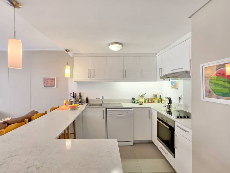 Stunning 2 Bed 2 Bath Apartment with Table Mountain Views - Photo 8