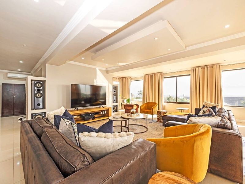 Exquisite Family Home with Table Mountain Views – Entertainer's Dream - Photo 9