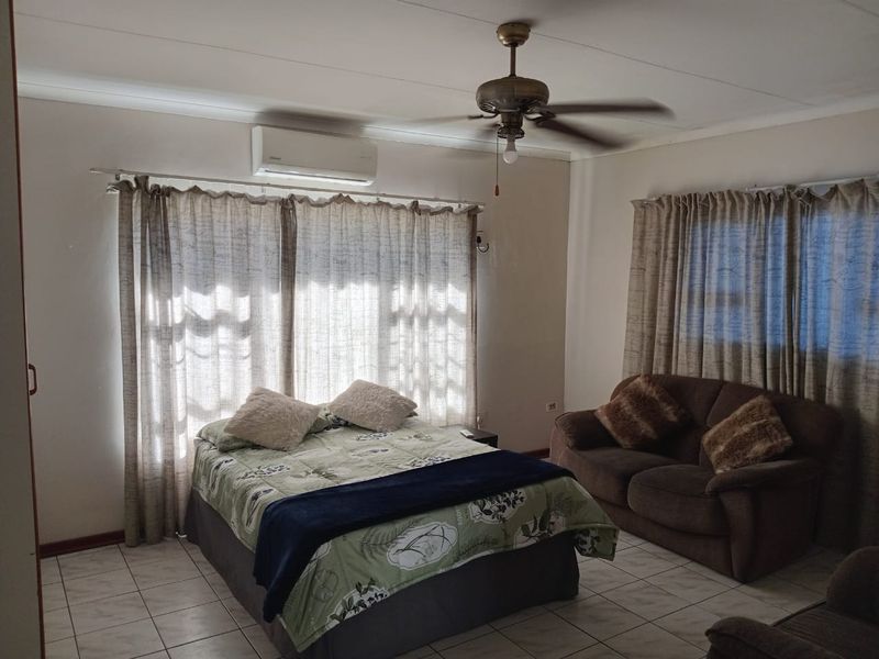 Spacious 3-Bedroom Family Home with Granny Flat, Entertainment Area & Green Belt Views - Photo 5