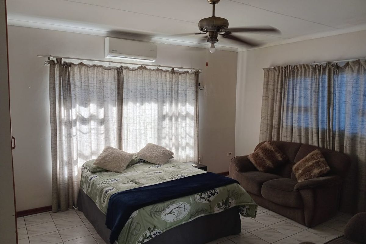 Spacious 3-Bedroom Family Home with Granny Flat, Entertainment Area & Green Belt Views - Photo 5