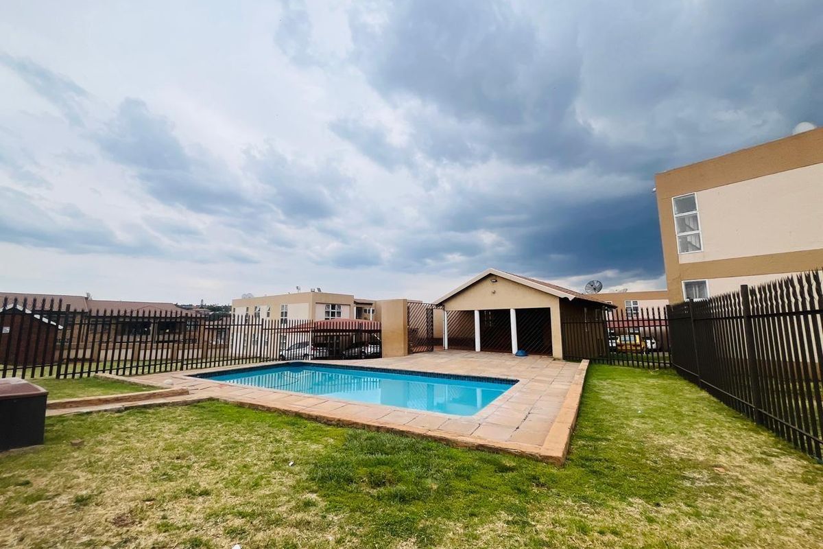 "Prime Location: Minutes from Schools, Shopping & Health! - Photo 4