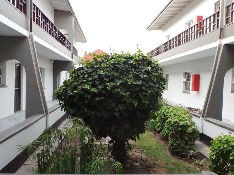Apartment close to banks in small complex - Photo 2