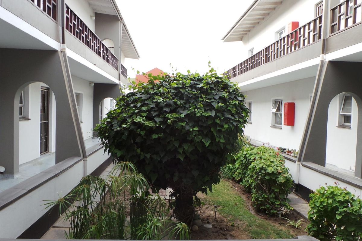 Apartment close to banks in small complex - Photo 2
