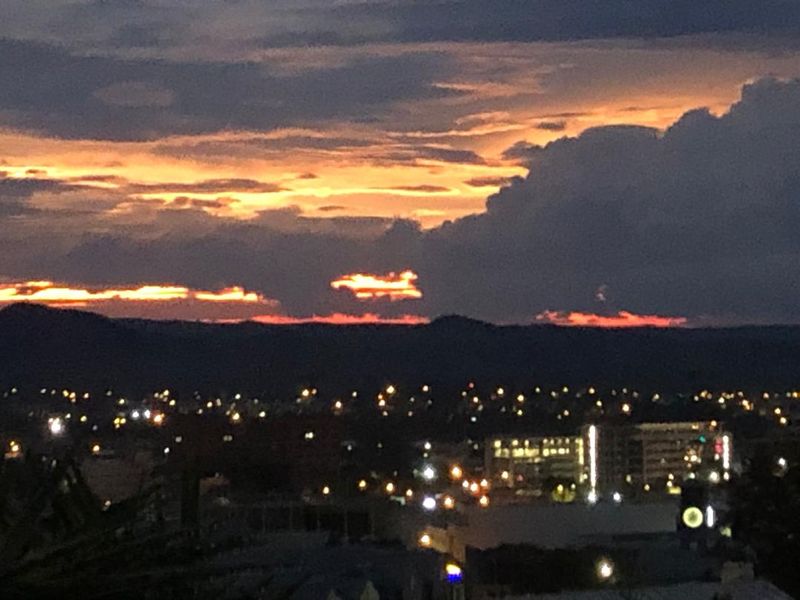 Luxury Hill 3 bedroom house with a view - Photo 4