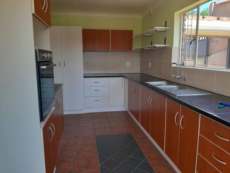 Comfortable facebrick Home in Elandspark - Photo 10