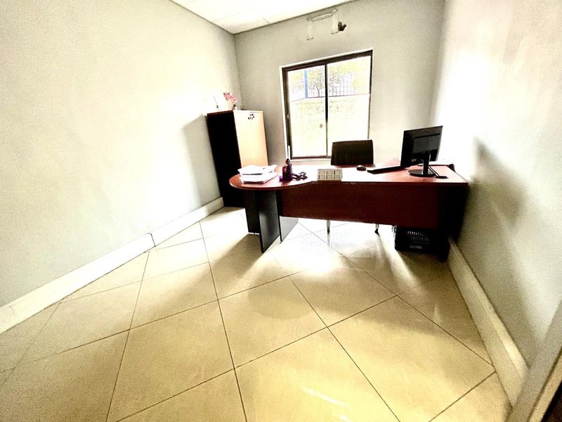 Windhoek West Offices: Prime Location, Endless Potential! - Photo 4