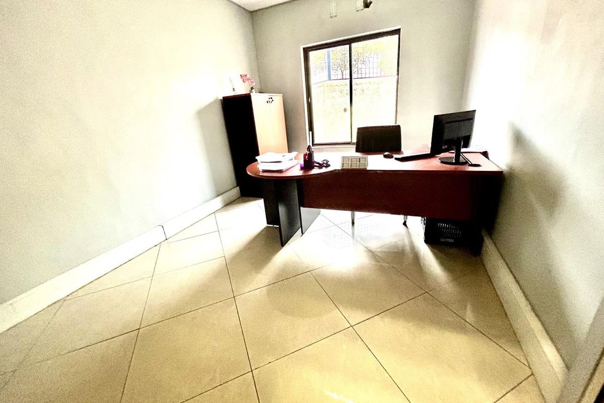 Windhoek West Offices: Prime Location, Endless Potential! - Photo 4