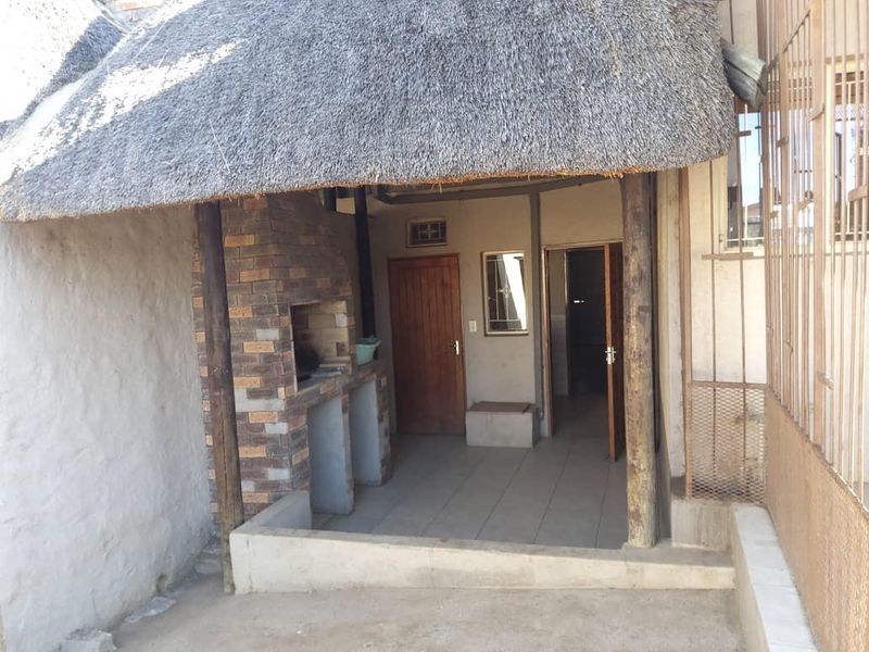 🏡 **Your Dream Home Awaits in Okahandja Extension 4!** 🏡 - Photo 2