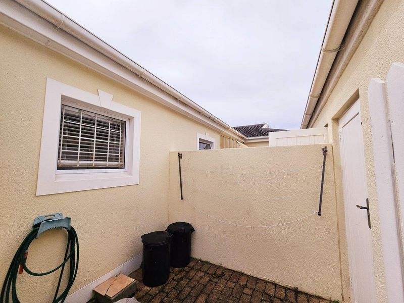 Modern & Secure 2 Bedroom Townhouse - Photo 7