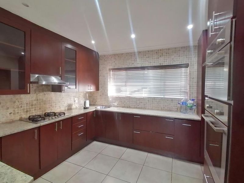 Spacious family home in secure Estate - Photo 5