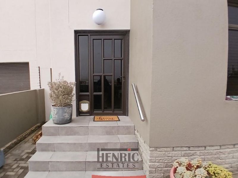 3 Bedrooms, 3 bathrooms, 2 Garages - Oceanview - Photo 3