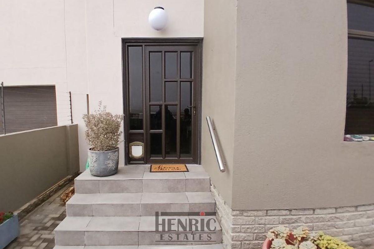 3 Bedrooms, 3 bathrooms, 2 Garages - Oceanview - Photo 3