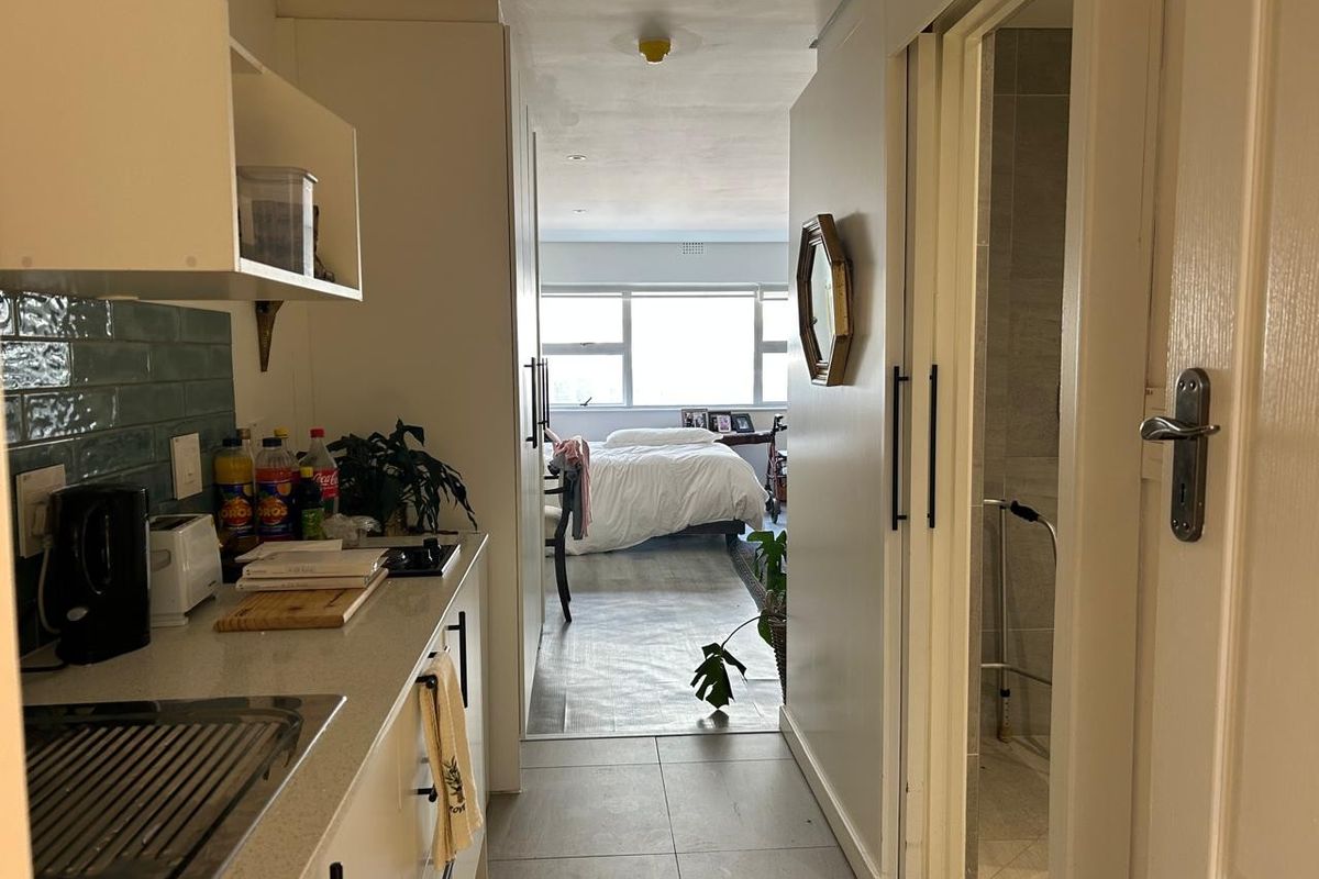 Retirement Block - Newly Renovated Studio Apartment – - Photo 5