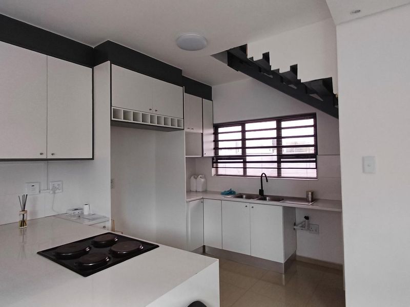 To Let - Photo 2