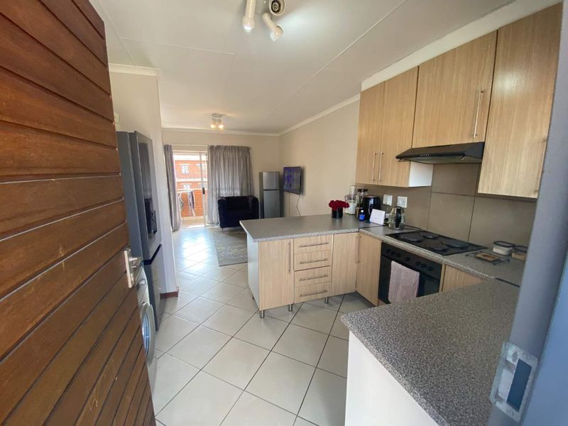 Charming 2-Bedroom Apartment in a Secure Complex - Photo 2