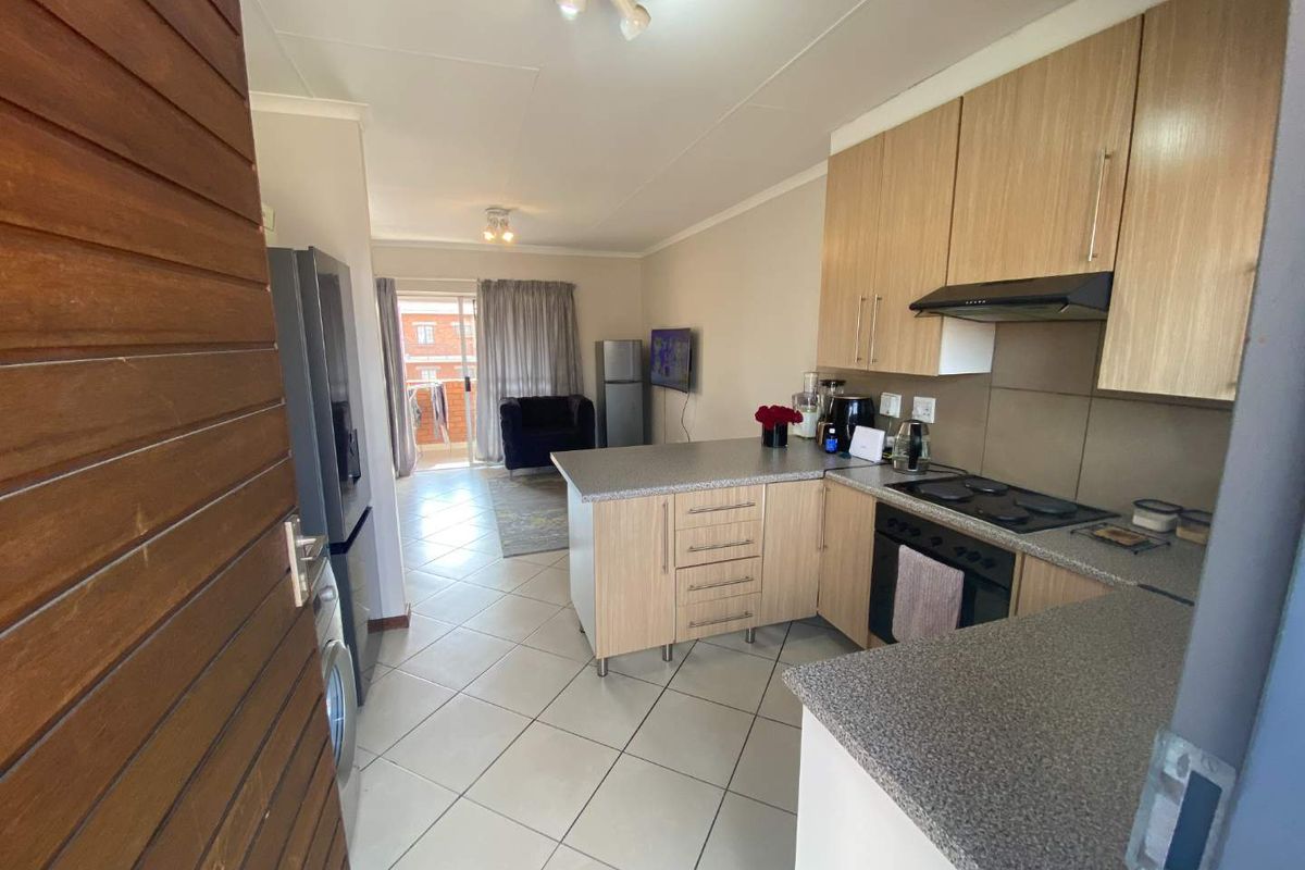 Charming 2-Bedroom Apartment in a Secure Complex - Photo 2