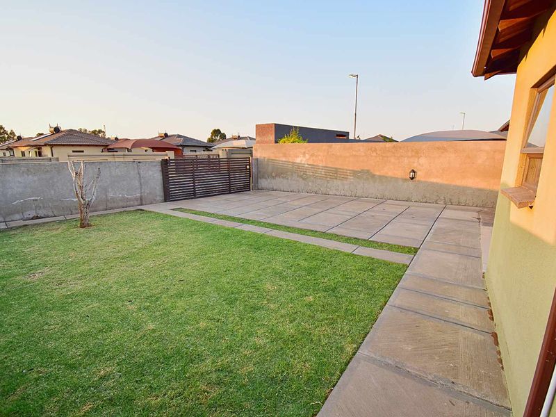 3 Bedroom, 2 Bathroom Home - Photo 5