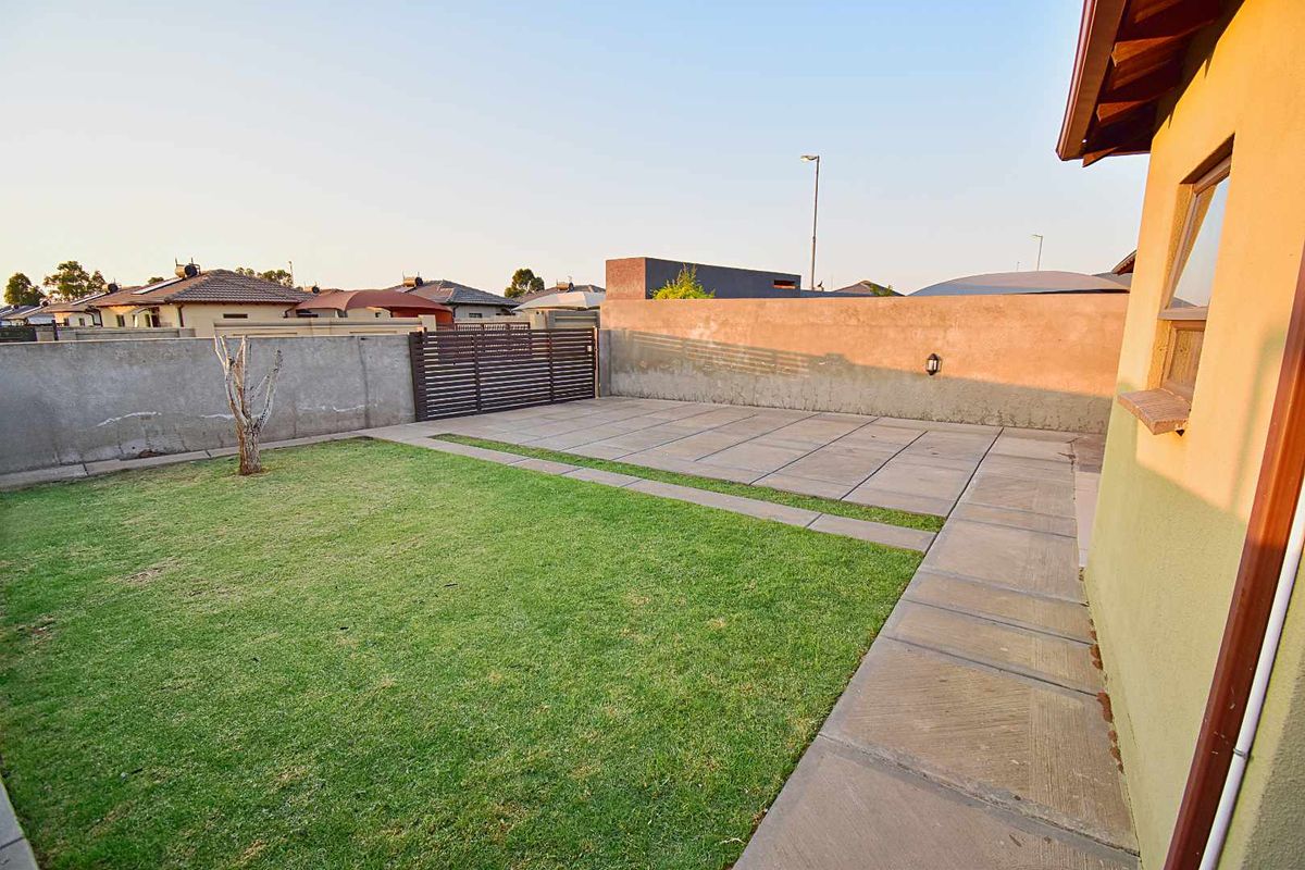 3 Bedroom, 2 Bathroom Home - Photo 5