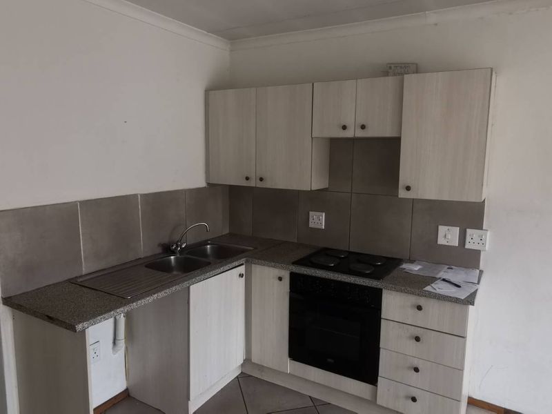 Spacious & Bright: Perfect 2-Bedroom Living - Photo 3