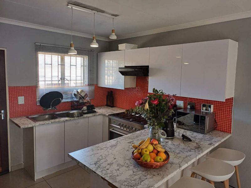 Spacious 2 bedroom 2 bathroom unit in Wilgeheuwel - Photo 4
