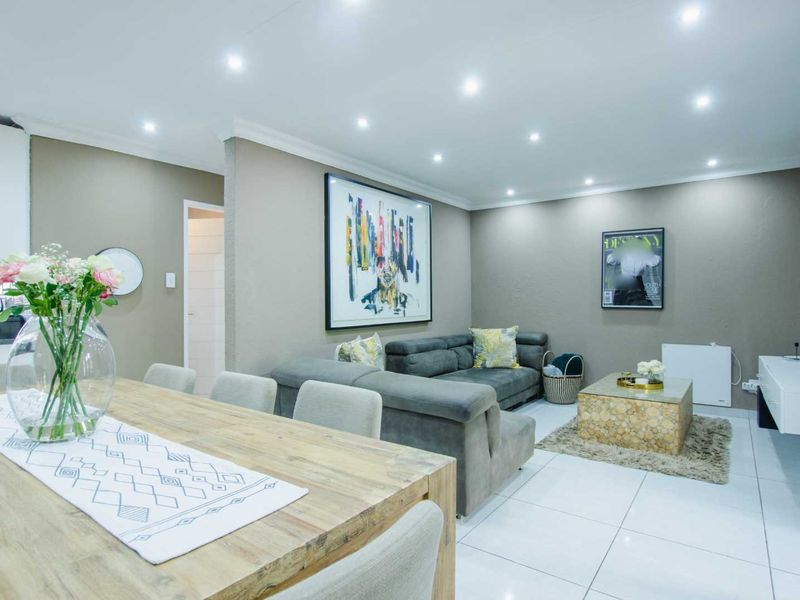 Modern, 2 Bedroom, 2 Bathroom - Photo 2