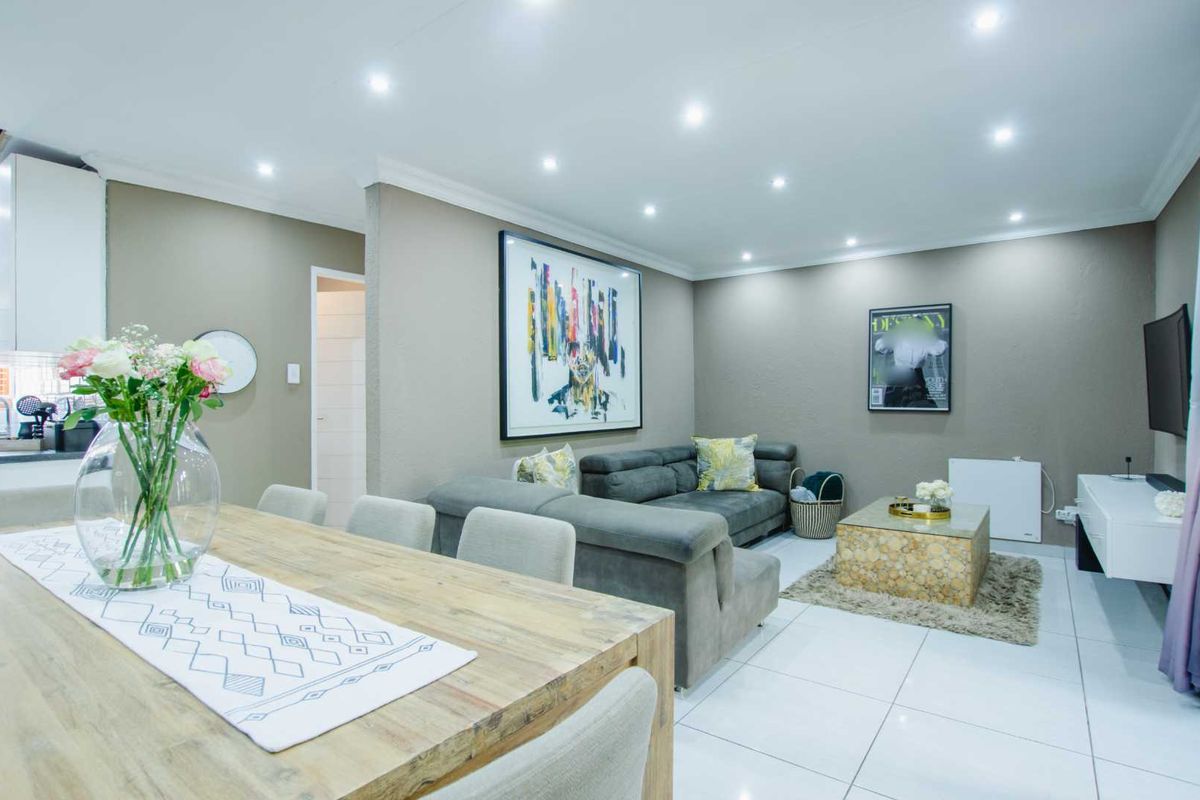 Modern, 2 Bedroom, 2 Bathroom - Photo 2