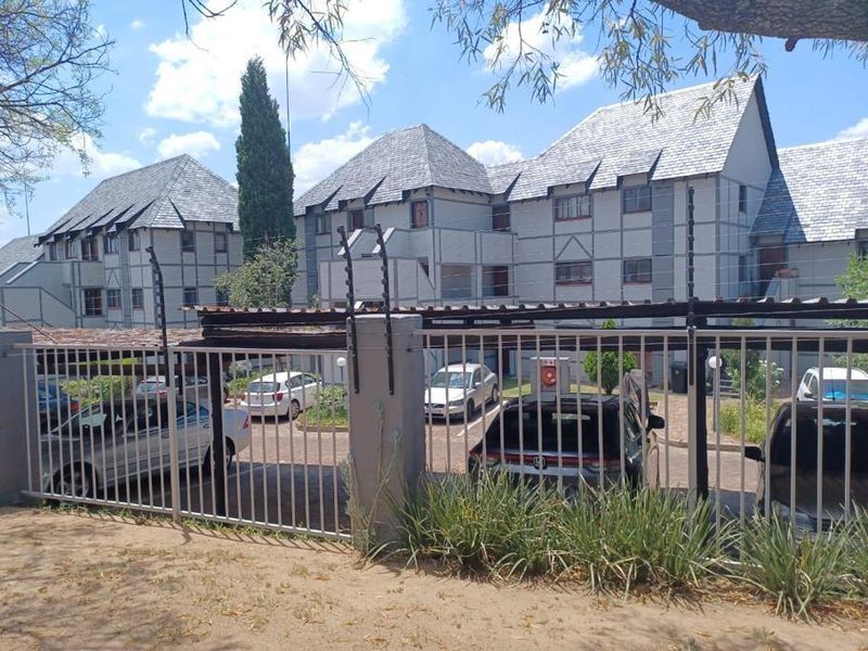 2 Bedroom House in Sunninghill - Photo 3