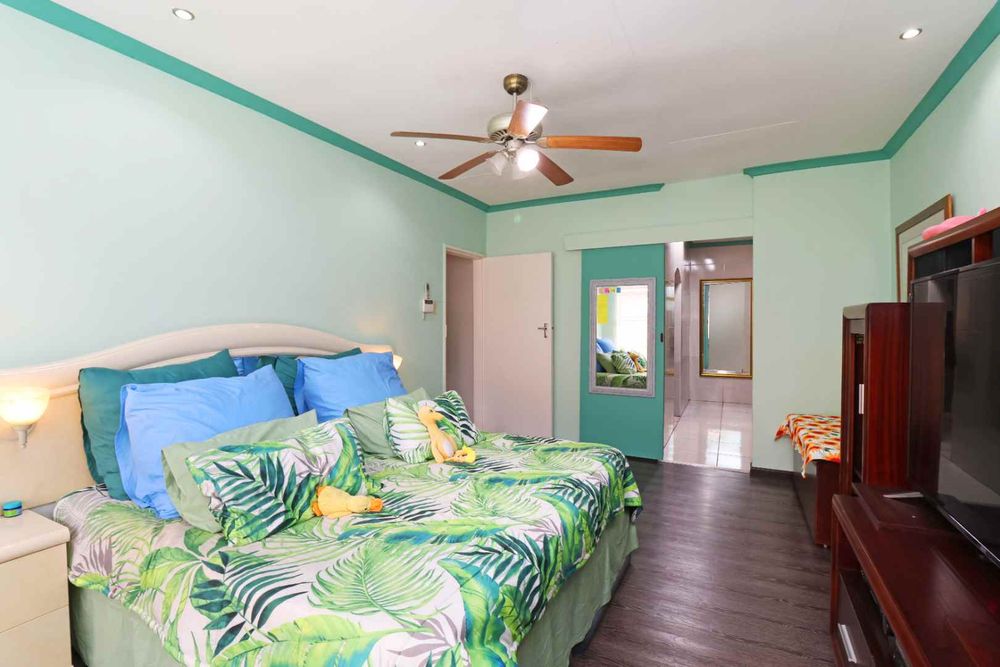 Main Ensuite with Walk In Robe