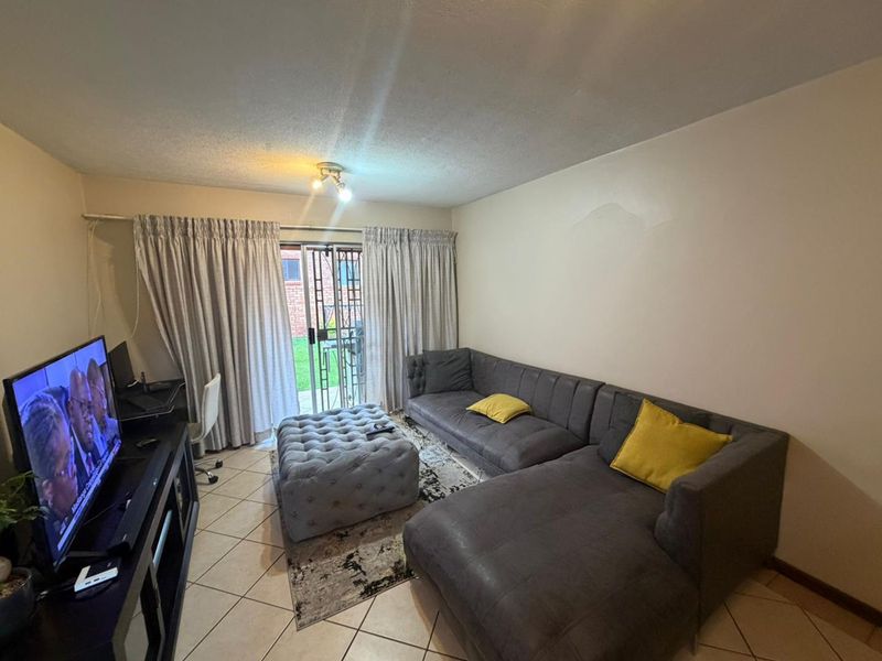 Lovely 2 bedroom ground unit in Mooikloof Ridge for Sale - Photo 3