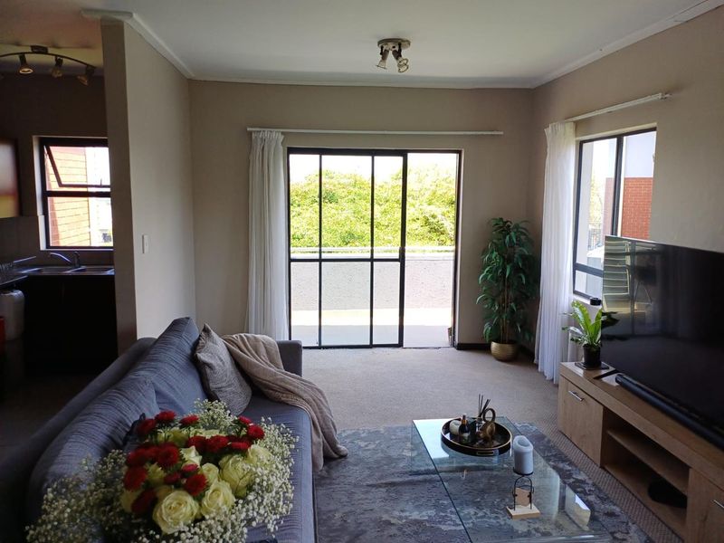 2 Bedroom 2 Bathroom modern 1st floor Apartment for sale in beautiful Golf Estate for R790 000 - Photo 8