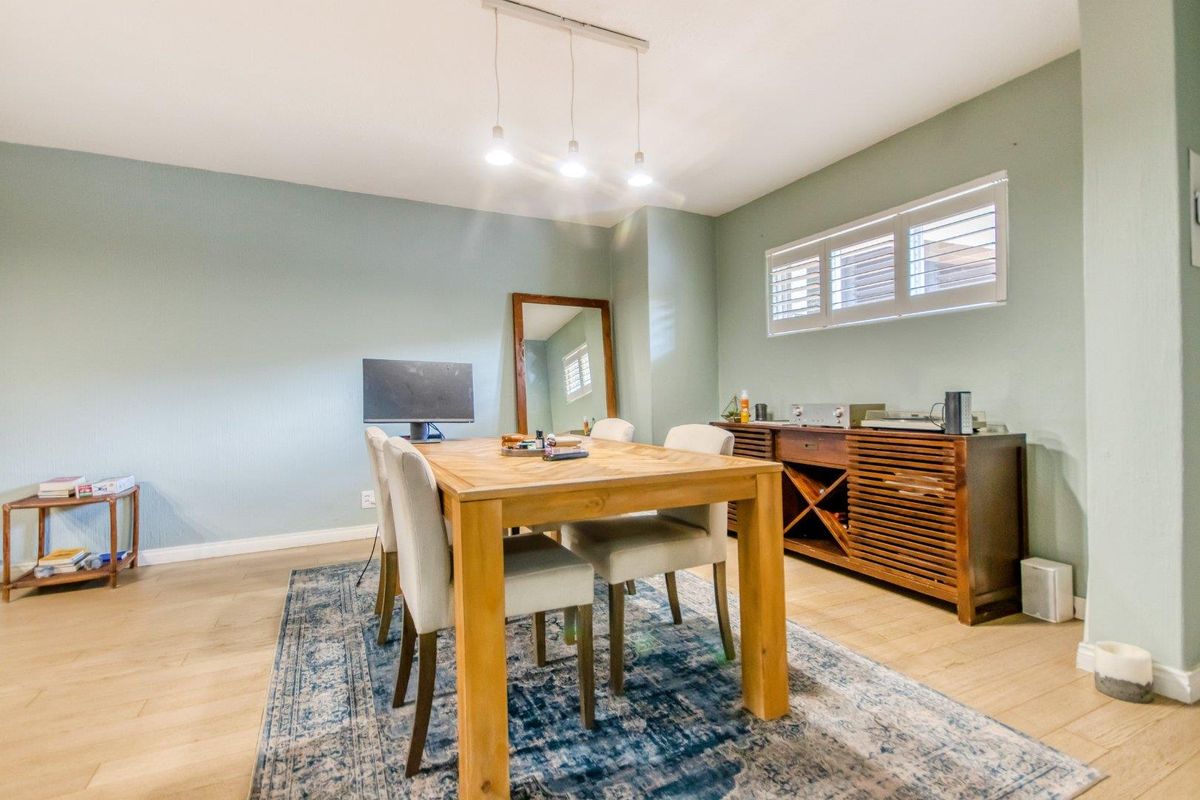 Spacious garden unit in secure complex - Photo 4