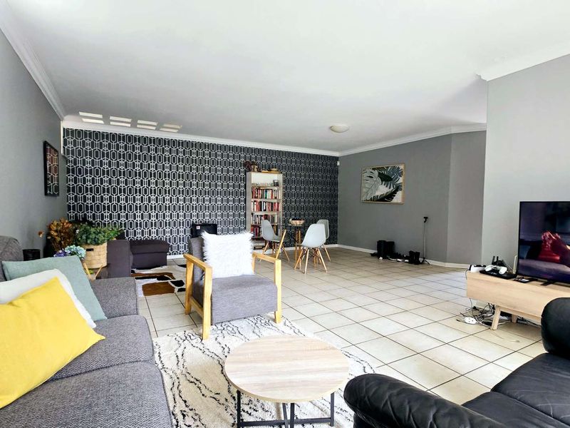 HIDDEN GEM 3 BEDROOM DUPLEX IN WATERKLOOF GLEN - Photo 7