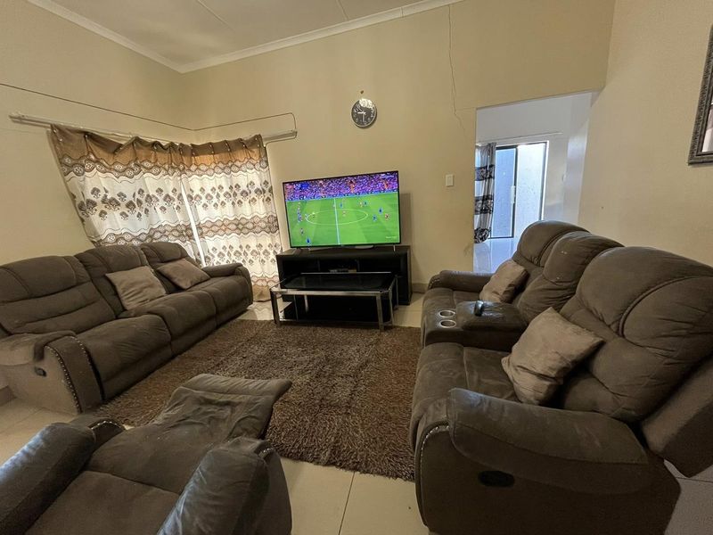 Modern Three bedroom home for sale in Khomasdal - Photo 3