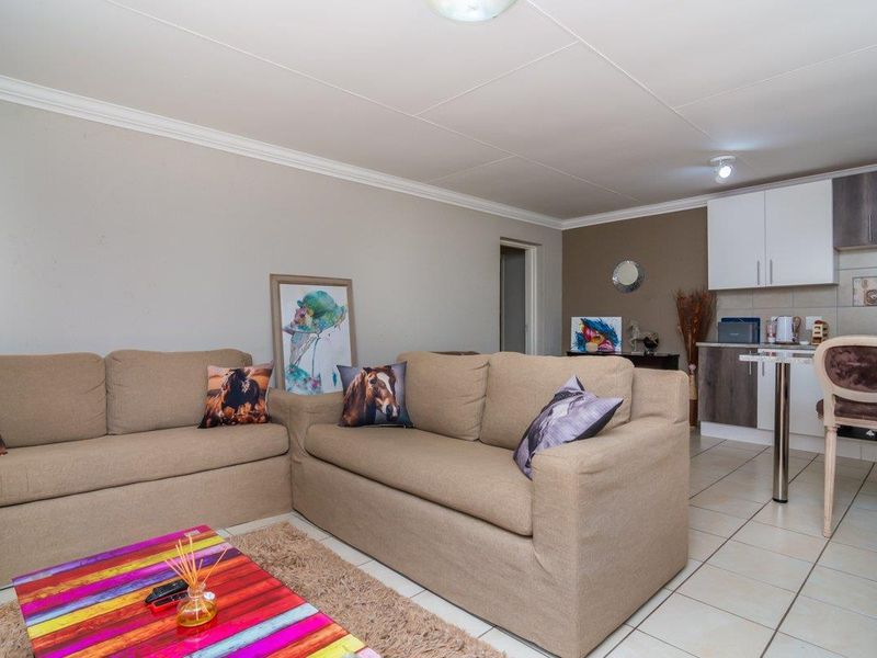 Spacious, Stylish, and Central: Your Greenhills Retreat - Photo 4