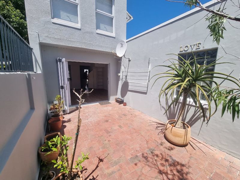 Semi-furnished Two-Bedroom Townhouse with Courtyard and Garage in Sought-After Claremont Upper! - Photo 2